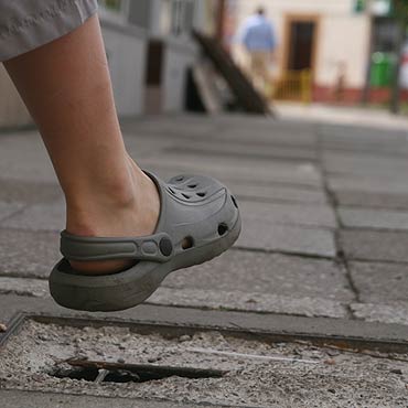 Niebezpieczna dziura <br>w centrum miasta