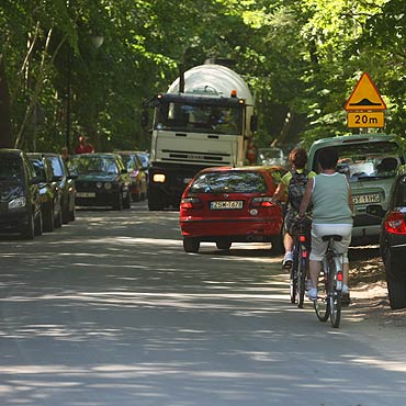 Parkujcy kierowcy utrudniaj ruch na ulicy Uzdrowiskowej