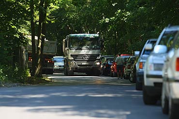 Parkujący kierowcy utrudniają ruch na ulicy Uzdrowiskowej