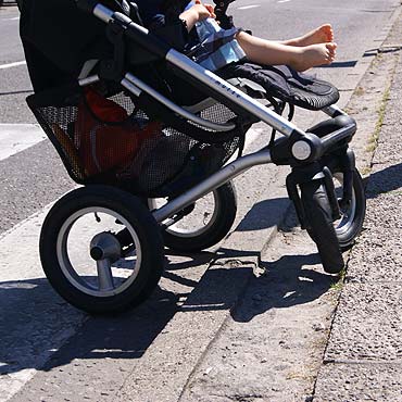 Przechodnie skar si na zbyt wysokie krawniki w miecie