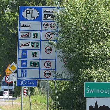 Tablica informacyjna niewidoczna dla turystw z Garz