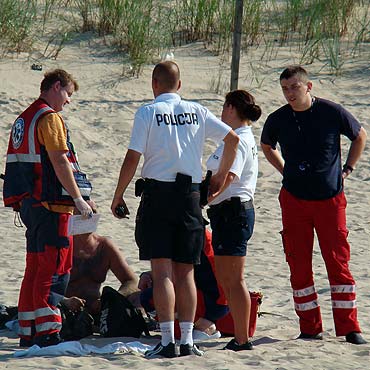 Pijany awanturnik na plaży