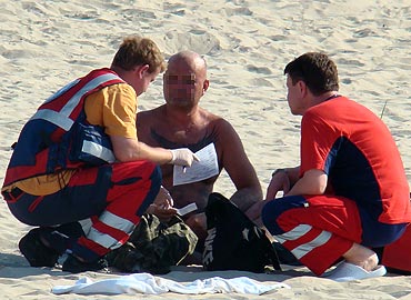 Pijany awanturnik na plaży