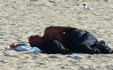 Pijany awanturnik na plaży