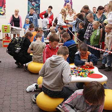 Dzieci budoway z klockw lego