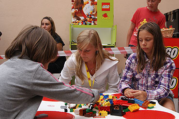 Dzieci budowały z klocków lego