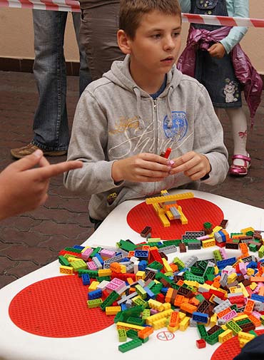 Dzieci budowały z klocków lego