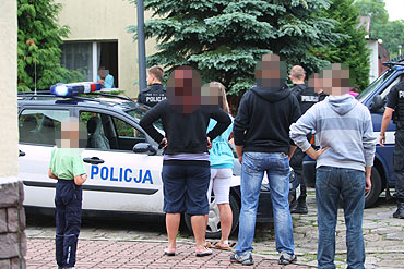 Rowerzyści wymusili pierwszeństwo i rzucili się na pasażera samochodu