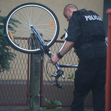 Rowerzyści wymusili pierwszeństwo i rzucili się na pasażera samochodu