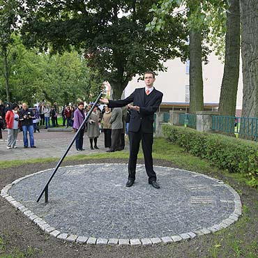 Drugoklasista zbudowa zegar soneczny 
