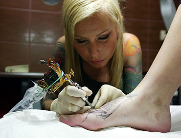 Sztuka tatuau w studio przy Roosevelta