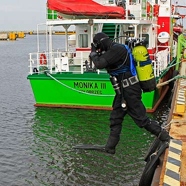 Saperzy przeszukiwali kołobrzeski kanał portowy. Z wody wydobyto 16 pocisków