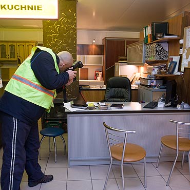 Bandyta przystawi kobiecie pistolet do gowy