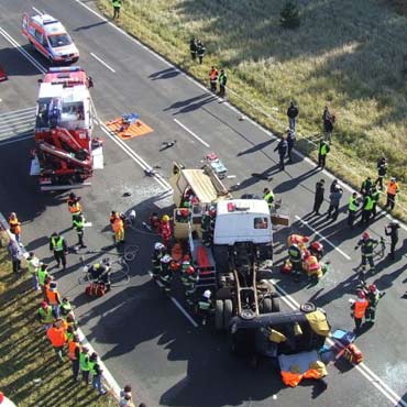 Ćwiczenia służb ratunkowych na drodze nr 142
