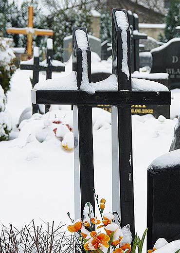 Okradli 70 grobów. Pośrednikowi w sprzedaży łupów zapłacili butelką piwa