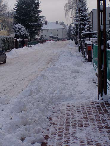 Odnieajc ulic, zasypali chodnik 