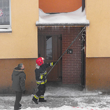 Straacy pomogli w usuniciu sopli lodu
