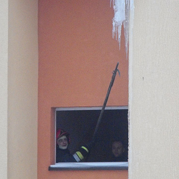 Straacy pomogli w usuniciu sopli lodu