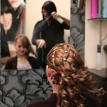 Oczaruj fryzurą na sylwestrowym balu! Zobacz najnowsze trendy