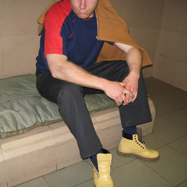 Wandal po raz kolejny wybi szyby w salonie Orange