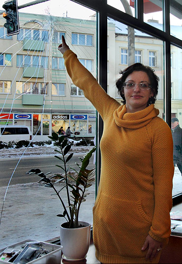 Wandal po raz kolejny wybi szyby w salonie Orange