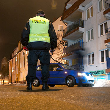 Pieszy przechodzi<br>w niedozwolonym miejscu.<br>Trafi do szpitala