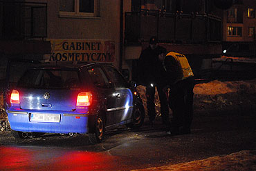 Pieszy przechodzi<br>w niedozwolonym miejscu.<br>Trafi do szpitala