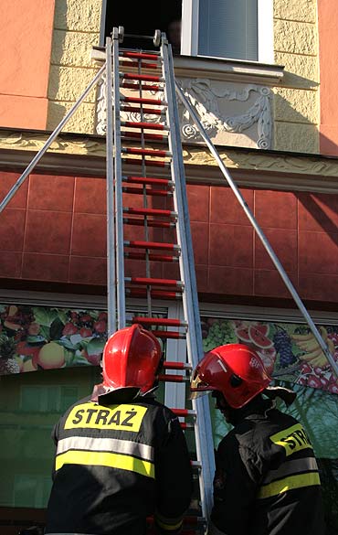 Straacy na ratunek zatrzanitej kobiecie