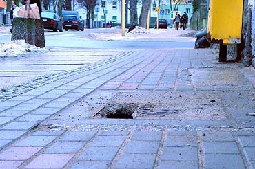 Uwaga na niebezpieczn dziur w studzience!