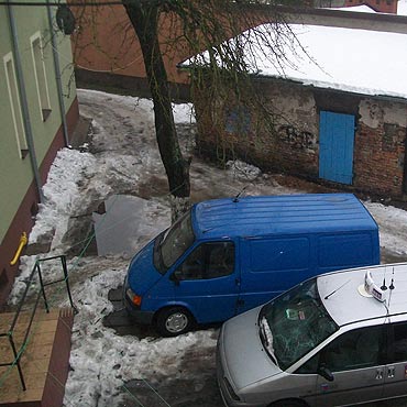 Mokry, ubity nieg spada na przechodniw i samochody