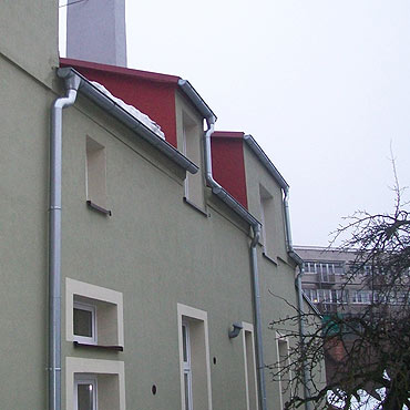 Mokry, ubity nieg spada na przechodniw i samochody