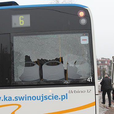 Nie mg swobodnie wykrci przez zaparkowane samochody