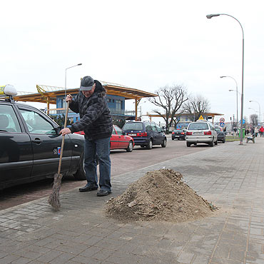 Takswkarze zamiataj, handlowcy wypompowuj wod z ulic. A urzdnicy… pi! 