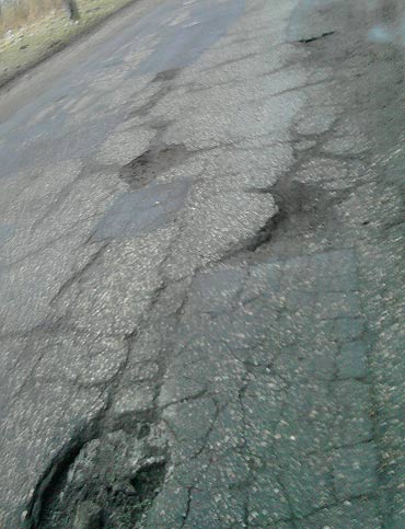 W Karsiborzu dziura na dziurze. Samochody psują się na jezdni