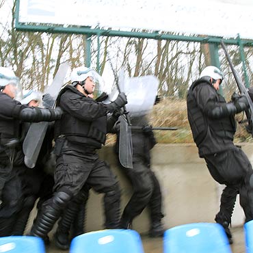 Policjanci przygotowuj si do stadionowych zadym. Zobacz film! 