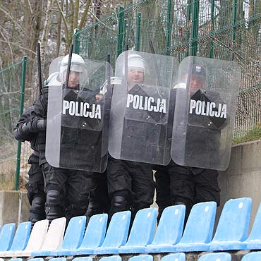 Policjanci przygotowuj si do stadionowych zadym. Zobacz film! 