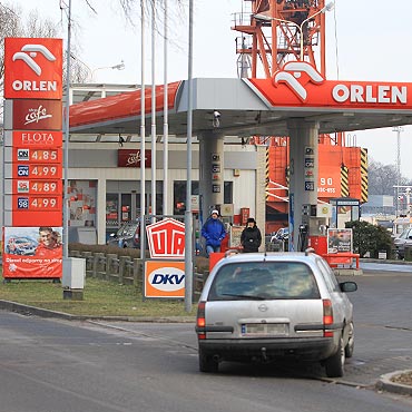 Orlen zbija ceny. Paliwo idzie w d