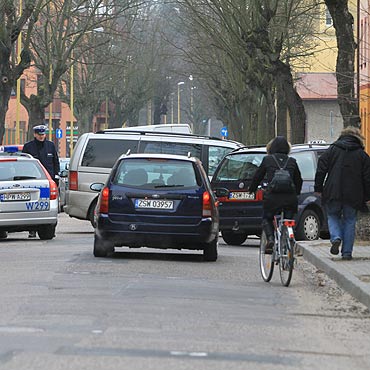 Samochd bez kierowcy uderzy w zaparkowane auto