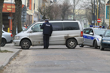 Samochd bez kierowcy uderzy w zaparkowane auto