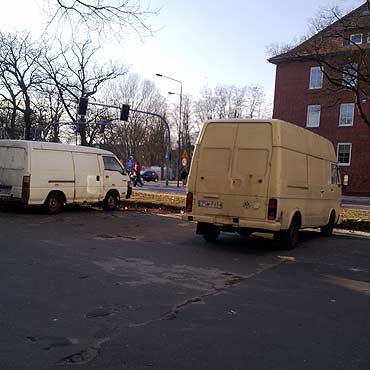 Zamiast piaskownicy, (dziki?) parking 