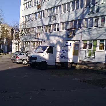 Zamiast piaskownicy, (dziki?) parking