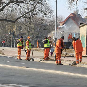 Na ciekach i chodnikach wci zalega „pozimowy” piach 