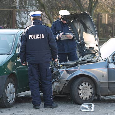 Pijany kierowca podczas ucieczki staranowa dwa auta. Pasaerka w szpitalu