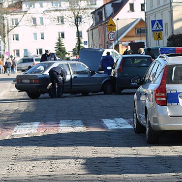 Pijany kierowca podczas ucieczki staranował dwa auta. Pasażerka w szpitalu