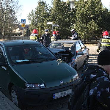 Pijany kierowca podczas ucieczki staranował dwa auta. Pasażerka w szpitalu