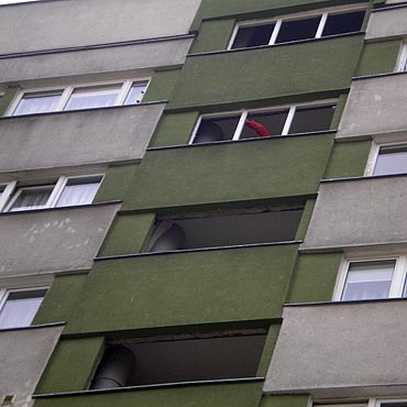 Niebezpieczna wymiana okien. Gruz spada na przechodniw! 