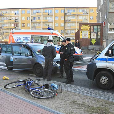 Takswkarz potrci rowerzyst 