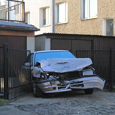 Nie wyrobił na łuku, staranował samochód i zatrzymał się na płocie