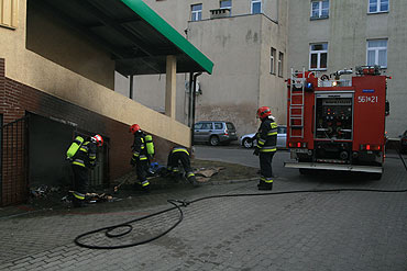 Straacy gasili mietnik w garaowcu