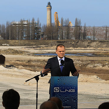 Rozpocza si budowa gazoportu. Byy baloniki, premier i hostessy oraz zakaz wstpu dla mieszkacw